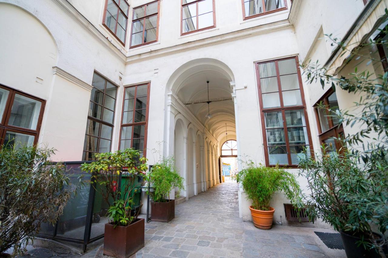 Vienna Residence, Volkstheater - Parliament Bagian luar foto